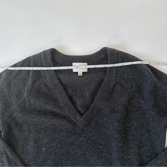 [SOLD] Aritzia Wilfred Grey Wool and Cashmere V-Neck Relaxed Fit Sweater size XS - Picture 8 of 14